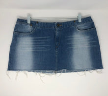 Load image into Gallery viewer, EXPRESS Jean skirt, size 13/14. #878
