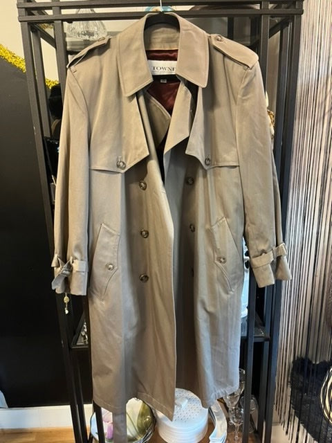 TOWN London Fog Trench , size 42 Short