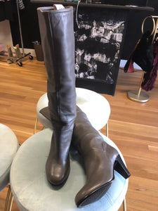 VINTAGE TALL GRAY BOOTS, size 8  #1482