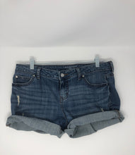 Load image into Gallery viewer, Jennifer Lopez Distressed Denim Shorts, size 6 #3448
